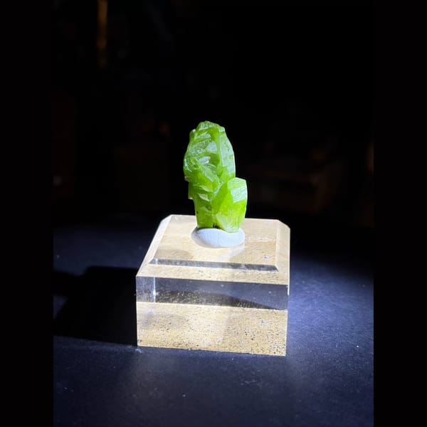 Green wine-cup pyromorphite from Gongcheng — complete view