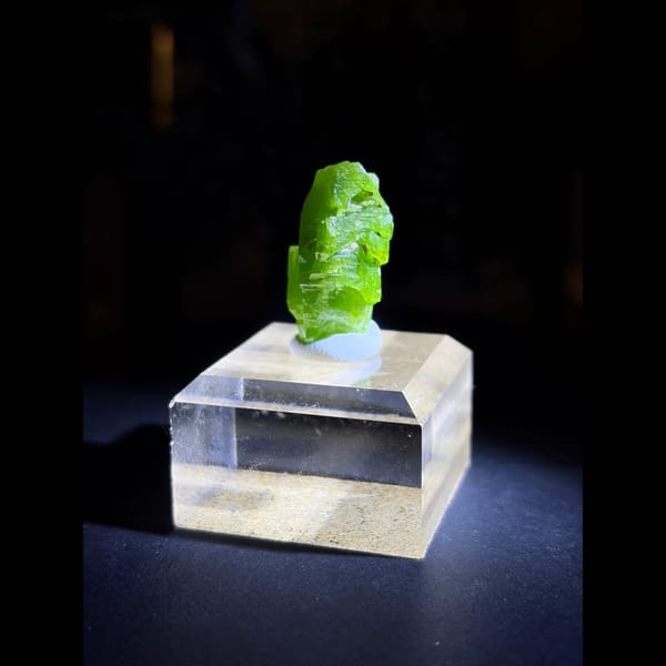Green wine-cup pyromorphite from Gongcheng — alternate view