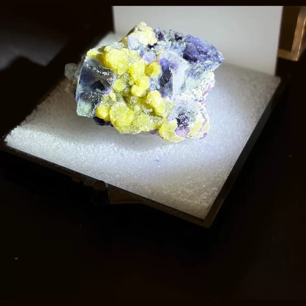 Phantom fluorite with mica from Yindu — complete view