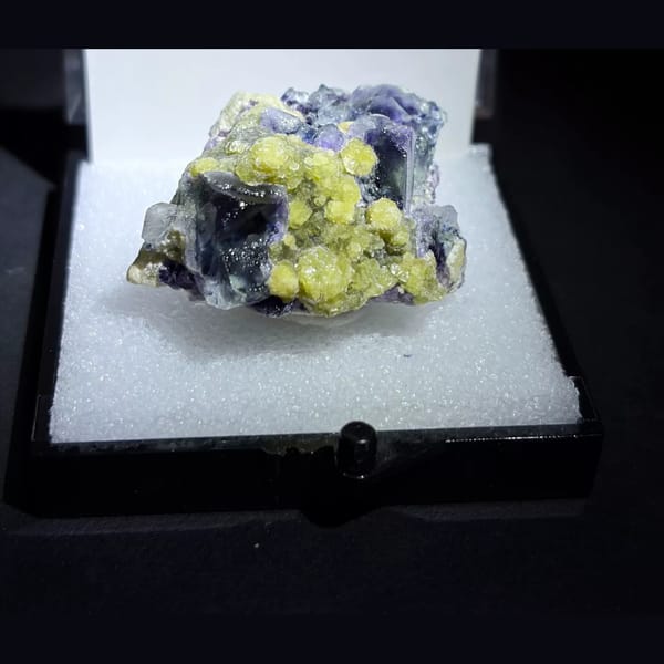 Phantom fluorite with mica from Yindu — alternate view