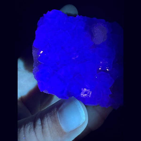 Icy glassy blue-purple fluorite plate with quartz from Fujian — detail view