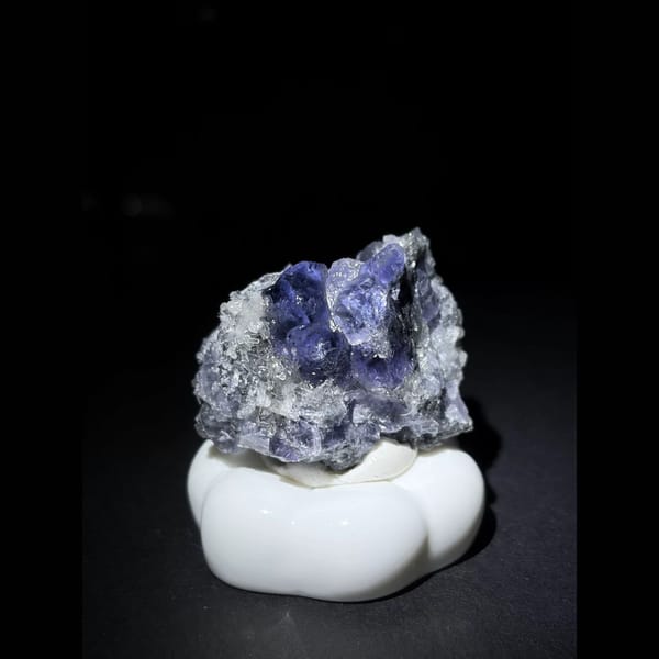 Tanzanite-blue fluorite from Fujian — complete view