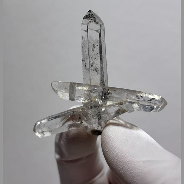Face-chipped Jinkouhe quartz — complete view