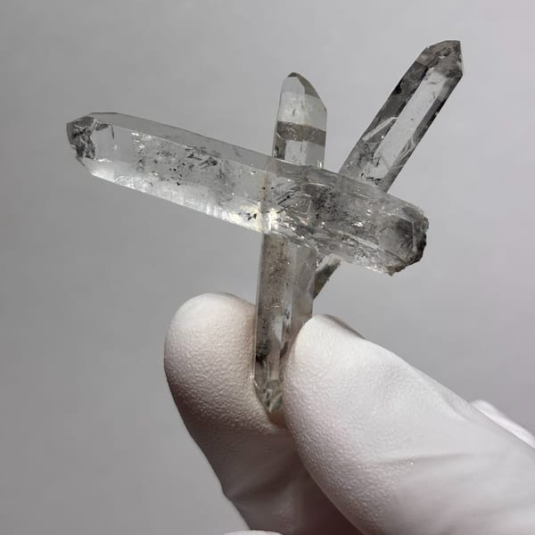 Face-chipped Jinkouhe quartz — detail view