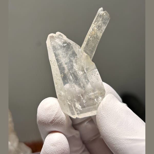 Freestanding Xuebaoding quartz — complete view