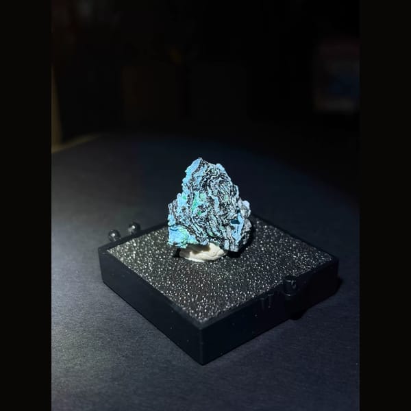 Gibbsite with azurite from Guizhou — complete view