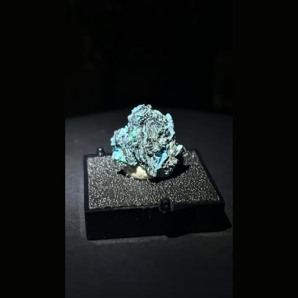Gibbsite with azurite from Guizhou — alternate view