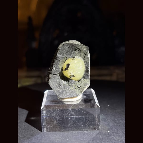 Globular calcite in basalt from Zhejiang — complete view