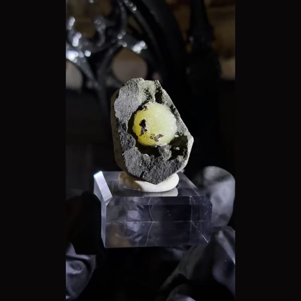 Globular calcite in basalt from Zhejiang — alternate view