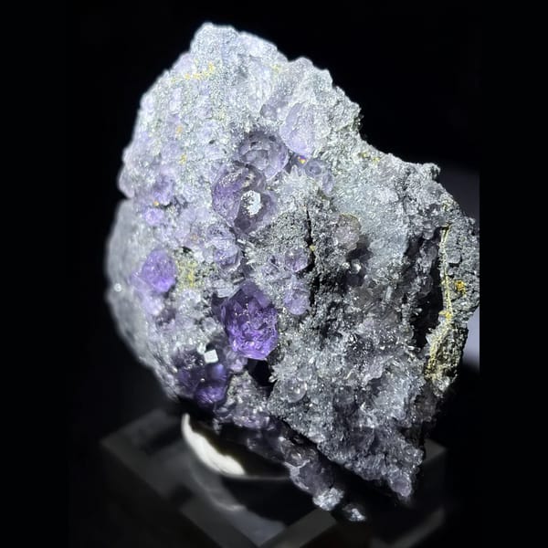 Blue fluorite with quartz from Fujian — complete view
