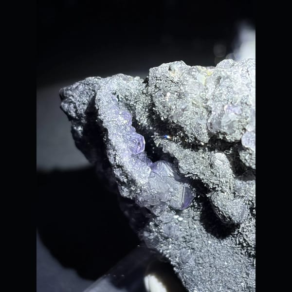 Blue fluorite with quartz from Fujian — detail view