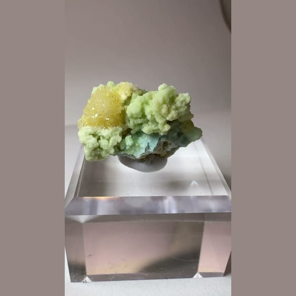 Yellow-Green Creedite Cluster 2.0 cm — complete view