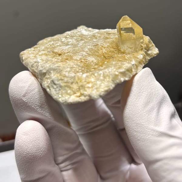 Tip-chip mica Xuebaoding quartz — complete view