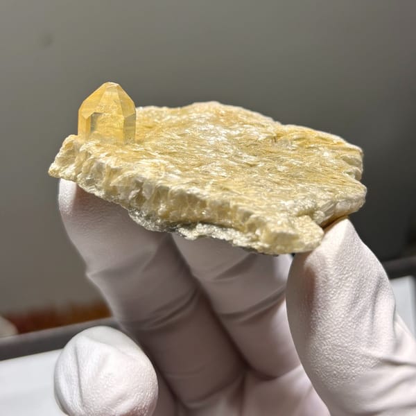 Tip-chip mica Xuebaoding quartz — alternate view