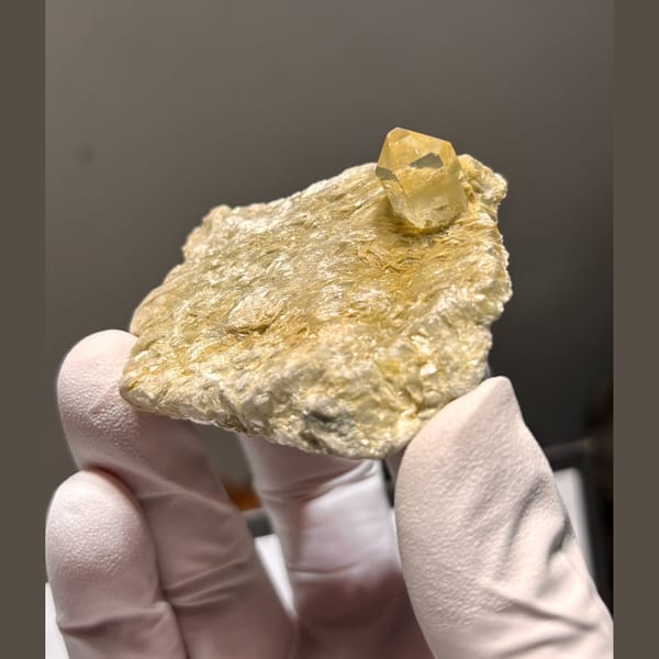Tip-chip mica Xuebaoding quartz — alternate view