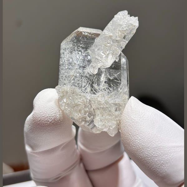 Complete freestanding Xuebaoding quartz — complete view