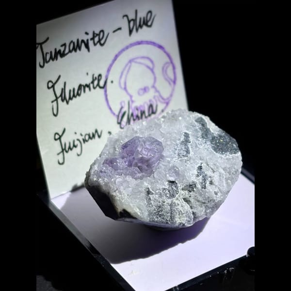 Misty blue-purple fluorite with quartz from Yongchun — complete view