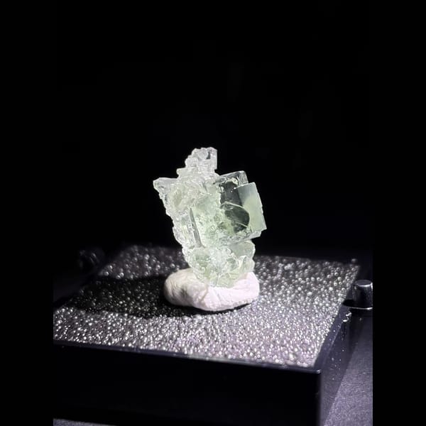 Water-plant green fluorite from Xianghualing — complete view