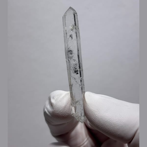 Slender DT Jinkouhe quartz — complete view