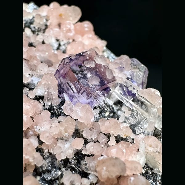 Rhodochrosite with Purple Fluorite 5.0 cm — detail view