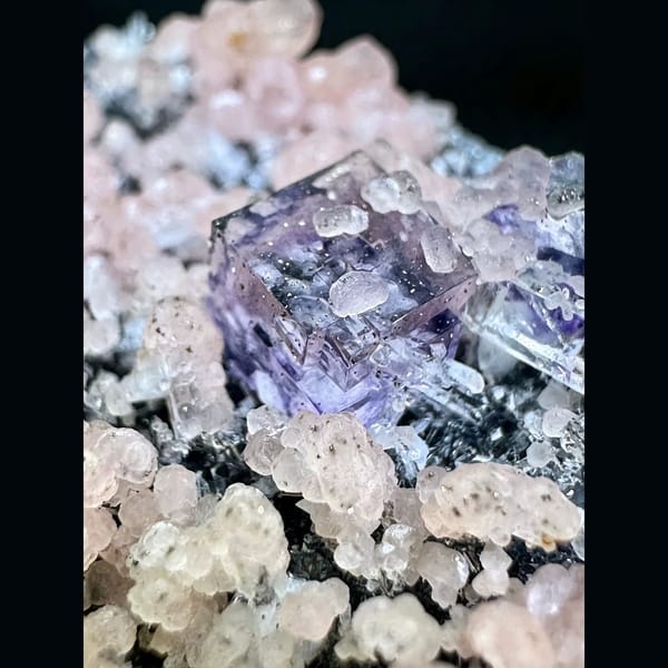 Rhodochrosite with Purple Fluorite 5.0 cm — detail view