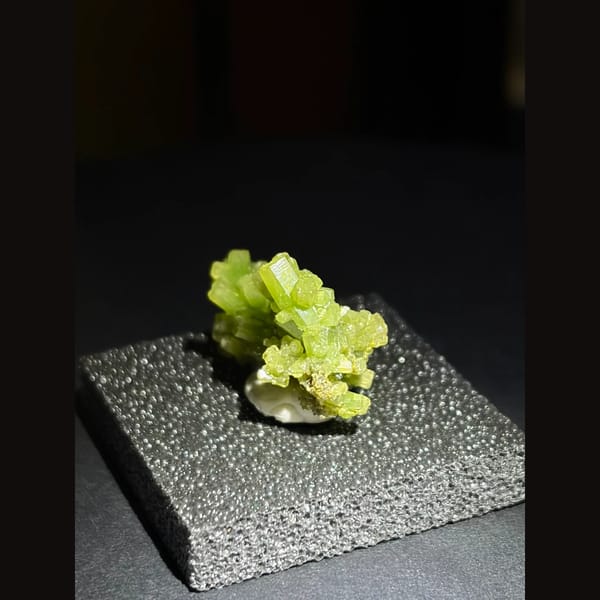 Floater green pyromorphite from Gongcheng — complete view