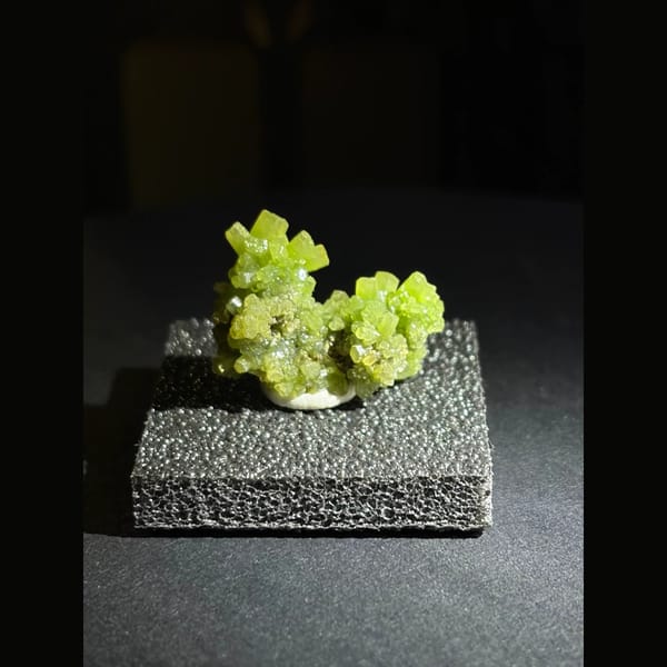 Floater green pyromorphite from Gongcheng — alternate view