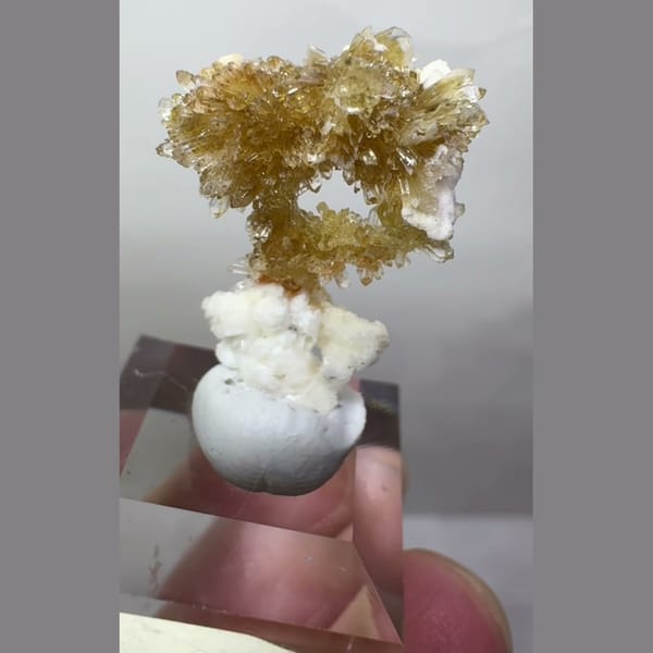 Golden Creedite Spray Guizhou 2.1 cm — detail view