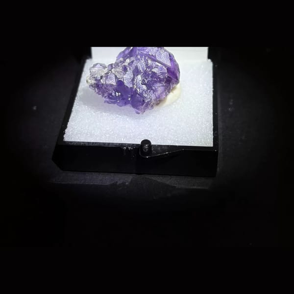 Deep purple fluorite crystal from Yongchun — complete view
