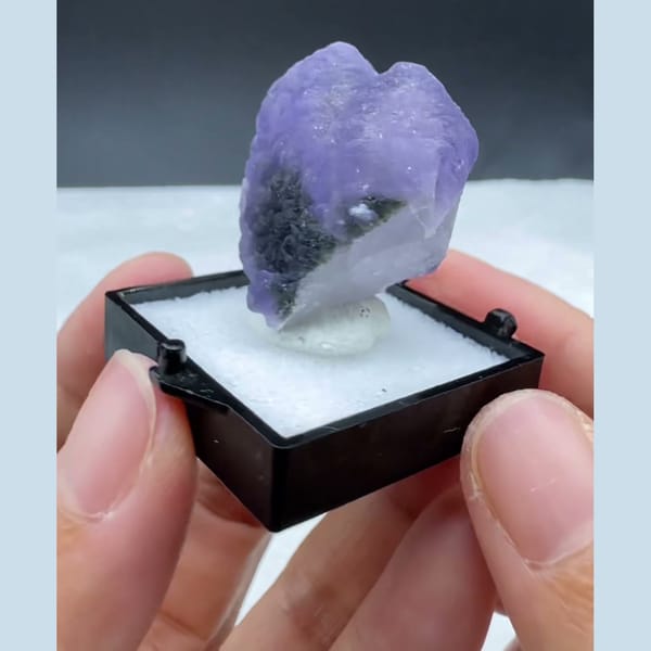 Lavender Fluorite with Chlorite Yaogangxian 3.0 cm — detail view
