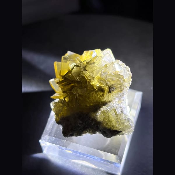 Golden barite cluster from Yunnan — complete view