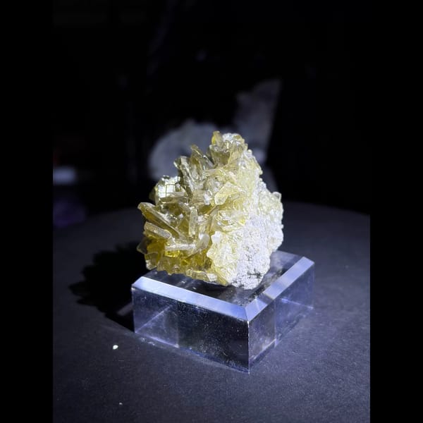 Golden barite cluster from Yunnan — alternate view