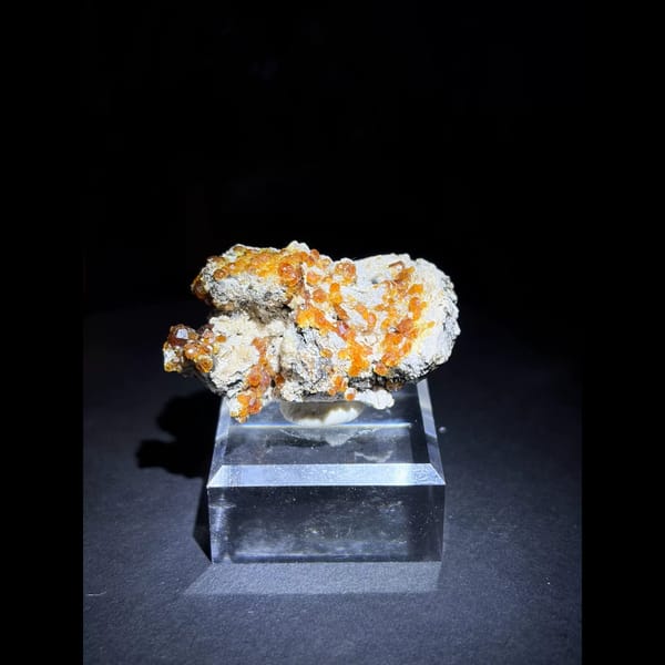 Fanta spessartine on feldspar from Yunxiao — complete view