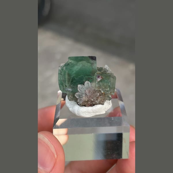 Green fluorite with quartz A from Hebei — complete view