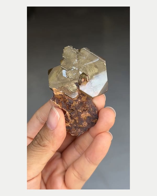 Complete front view of tea-brown baryte crystal