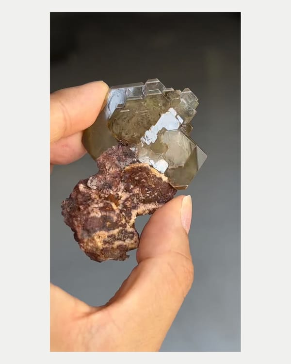 Complete right oblique view of tea-brown baryte crystal
