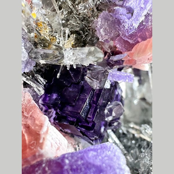 Rhodochrosite, Apatite, Quartz and Purple Fluorite 6.0 cm — complete view