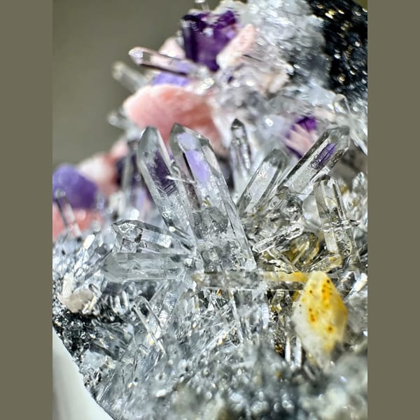 Rhodochrosite, Apatite, Quartz and Purple Fluorite 6.0 cm — detail view