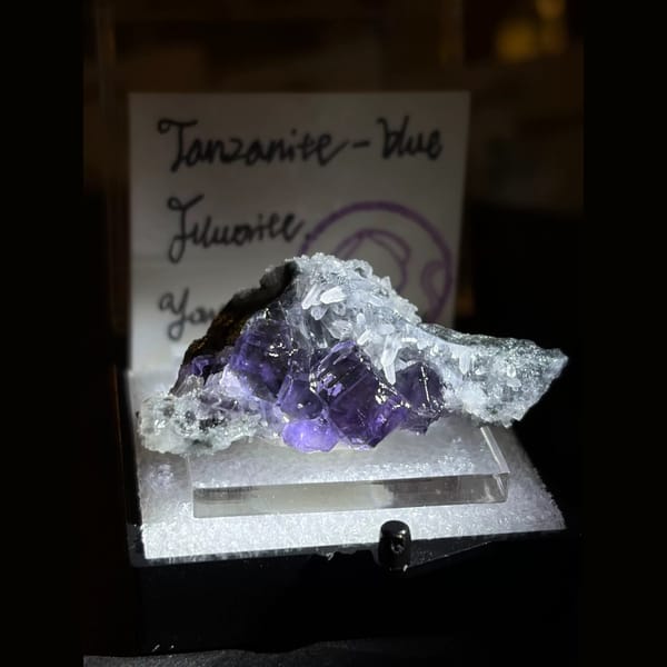 Blue fluorite with needle quartz from Yongchun — complete view