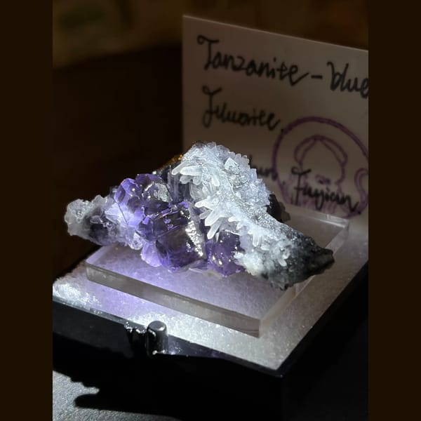 Blue fluorite with needle quartz from Yongchun — alternate view