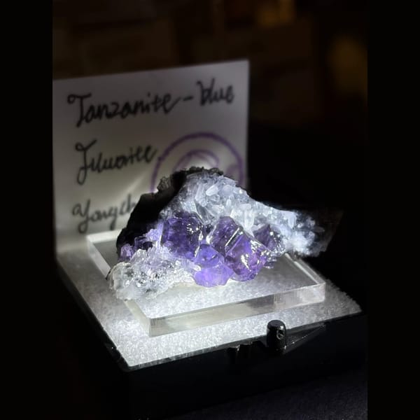 Blue fluorite with needle quartz from Yongchun — detail view