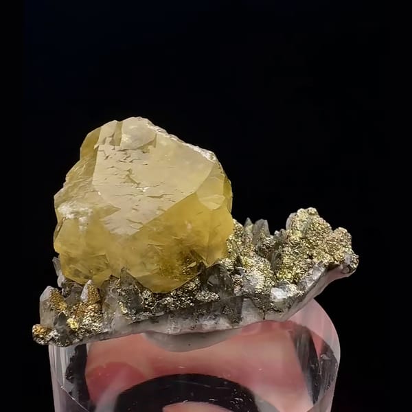 Lemon-yellow calcite crystal on pyrite and quartz from Daye, Hubei — alternate view