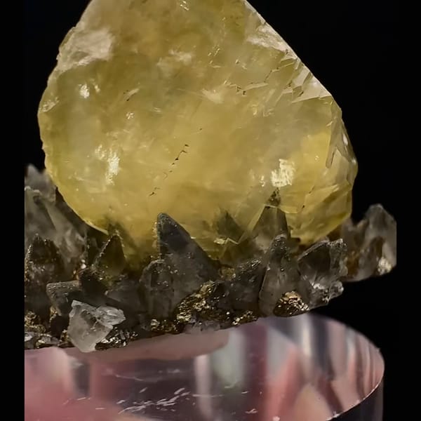 Lemon-yellow calcite crystal on pyrite and quartz from Daye, Hubei — detail view