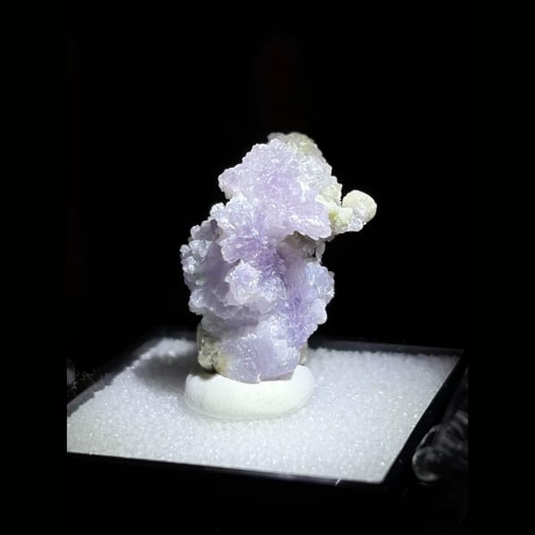 Radiating purple creedite from Qinglong — complete view