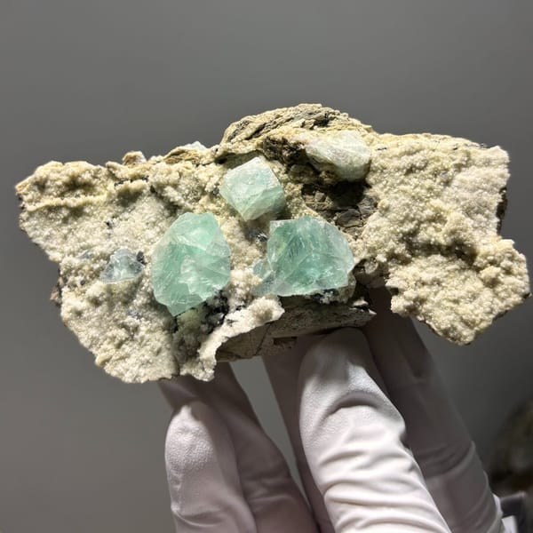 Elongated Hunan fluorite — complete view