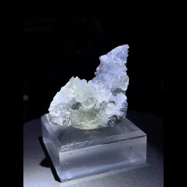 Green fluorite with needle quartz from Jiangle — complete view