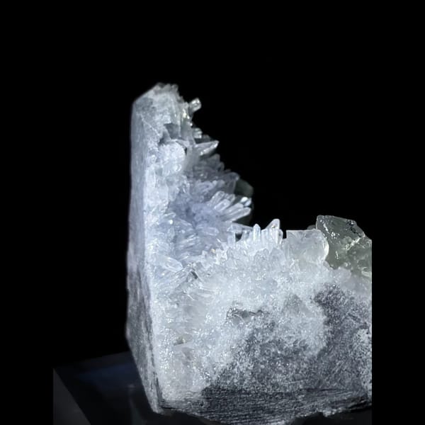 Green fluorite with needle quartz from Jiangle — alternate view