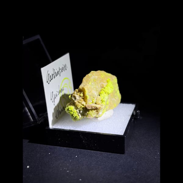 Carlhintzeite with creedite from Qinglong — alternate view