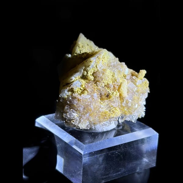 Two radiating creedite flowers from Guizhou — complete view