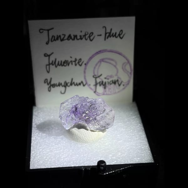 Tanzanite-blue fluorite from Yongchun — complete view